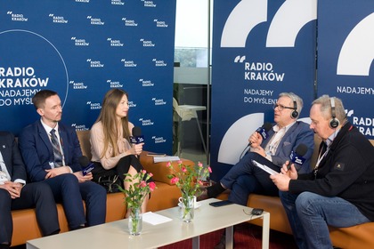 Łukasz Gryga (Urząd Miasta Krakowa), Ewelina Nawara (Media-Pro Polskie Media Profesjonalne) podczas rozmowy z redaktorem Marcinem Koczybą