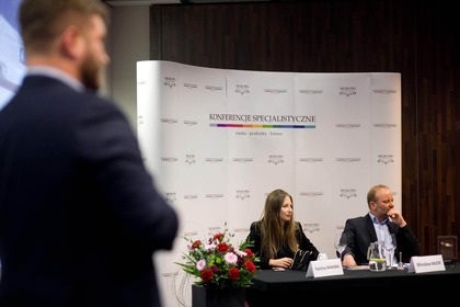 Łukasz Franek oraz prowadzący Sesję Ewelina Nawara i Mirosław Bajor