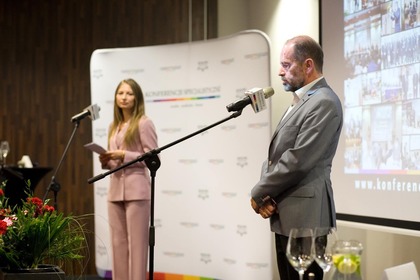 Ewelina Nawara, dyrektor wydawnictwa Media-Pro Polskie Media Profesjonalne i Marek Dworak, sekretarz Wojewódzkiej Rady Bezpieczeństwa Ruchu Drogowego; dyrektor Małopolskiego Ośrodka Ruchu Drogowego w Krakowie