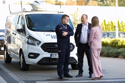 Krzysztof Kozera Komenda Wojewódzka Policji w Krakowie, Mirosław Bajor, dyrektor programowy cyklu KONFERENCJE SPECJALISTYCZNE i Ewelina Nawara, dyrektor wydawnictwa Media-Pro Polskie Media Profesjonalne, 