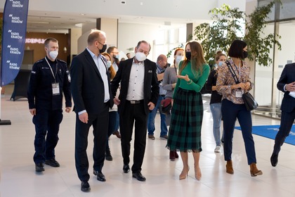 Mirosław Bajor, dyrektor programowy cyklu KONFERENCJE SPECJALISTYCZNE, Marek Dworak, sekretarz Małopolskiej Wojewódzkiej Rady Bezpieczeństwa Ruchu Drogowego, pełnomocnik dyrektora ds. Bezpieczeństwa Ruchu Drogowego Małopolski Ośrodek Ruchu Drogowego w Krakowie i Ewelina Nawara, dyrektor Media-Pro Polskie Media Profesjonalne