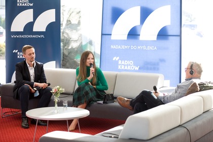 Łukasz Gryga, dyrektor Wydziału Miejskiego Inżyniera Ruchu, Urząd Miasta Krakowa, Ewelina Nawara, dyrektor Media-Pro Polskie Media Profesjonalne i Marcin Koczyba, redaktor naczelny audycji Radiostrada, Radio Kraków