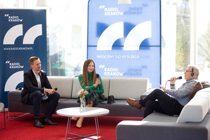 Łukasz Gryga, dyrektor Wydziału Miejskiego Inżyniera Ruchu, Urząd Miasta Krakowa, Ewelina Nawara, dyrektor Media-Pro Polskie Media Profesjonalne i Marcin Koczyba, redaktor naczelny audycji Radiostrada, Radio Kraków