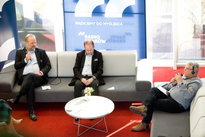 Mirosław Bajor, dyrektor programowy cyklu KONFERNCJE SPECJALISTYCZNE, Marek Dworak, sekretarz Małopolskiej Wojewódzkiej Rady Bezpieczeństwa Ruchu Drogowego, pełnomocnik dyrektora ds. Bezpieczeństwa Ruchu Drogowego Małopolski Ośrodek Ruchu Drogowego w Krakowie i Marcin Koczyba, redaktor naczelny audycji Radiostrada, Radio Kraków