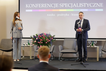 Ewelina Nawara, dyrektor naczelna Media-Pro Polskie Media Profesjonalne i dr inż. Marek Bauer, prorektor Politechniki Krakowskiej, przewodniczący Rad Programowych I-V Forów BUSPASY 2020-2024