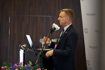 prof. dr hab. inż. Andrzej Szarata wygłasza referat inauguracyjny KONGRESU MOBILNOŚCI  2024: Wyzwania mobilności