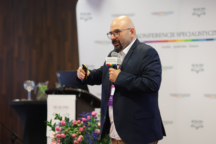 Prezentację „SMART Lighting – SMART Thinking” wygłosił Dariusz Drop, naczelnik Wydziału Oświetlenia Zarządu Dróg Miejskich w Warszawie.