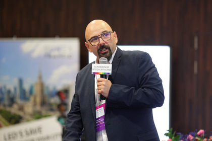 Prezentację „SMART Lighting – SMART Thinking” wygłosił Dariusz Drop, naczelnik Wydziału Oświetlenia Zarządu Dróg Miejskich w Warszawie.