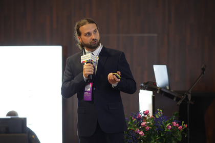 „Testy tramwaju wyposażonego w koła o szerokości 112 mm na sieci tramwajowej w Gdańsku” zaprezentował dr inż. Jacek Szmagliński, Wydział Inżynierii Lądowej i Środowiska Politechniki Gdańskiej.