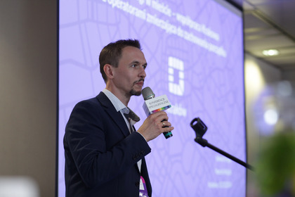 Referat „Hulajnogi w mieście – współpraca Krakowa z operatorami zmierzająca do zachowania porządku” zaprezentował Łukasz Gryga, dyrektor Centrum Zarządzania Ruchem w Zarządzie Transportu Publicznego w Krakowie.