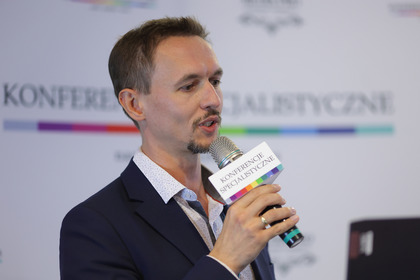 Referat „Hulajnogi w mieście – współpraca Krakowa z operatorami zmierzająca do zachowania porządku” zaprezentował Łukasz Gryga, dyrektor Centrum Zarządzania Ruchem w Zarządzie Transportu Publicznego w Krakowie.