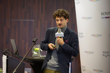 Temat „Przydatność danych ze zdalnych pomiarów emisji. Praktyka i doświadczenia z Polski” przedstawił Bartosz Piłat, konsultant Zarządu Transportu Publicznego w Krakowie.